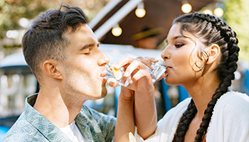 Couple drinking tequila cultura 100